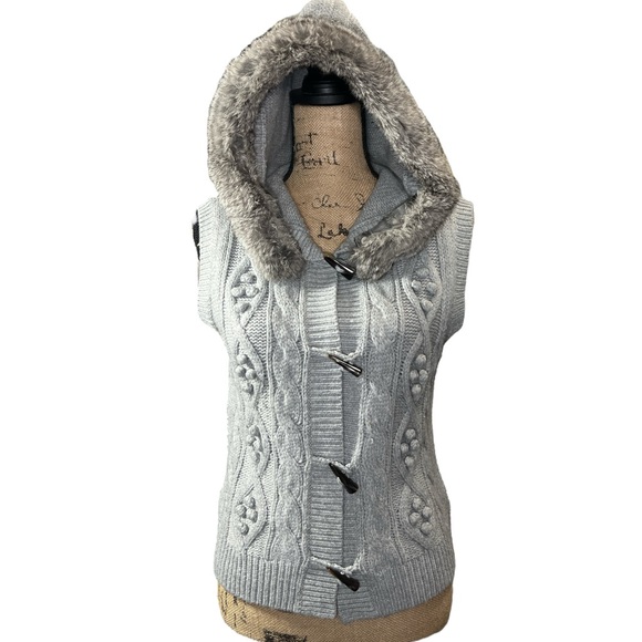 Lord & Taylor EC Vintage gray cable knit buttoned up vest hoodie. Size medium - Picture 5 of 7